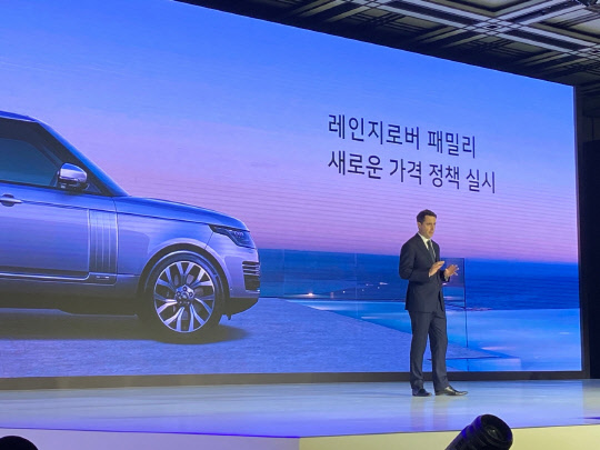 로빈 콜건 재규어랜드로버코리아 대표가 3월15일 서울 용산구 그랜드 하얏트 호텔에서 열린 기자간담회에서 발표를 하고 있다. 디지털타임스 DB